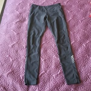 Black Mondetta yoga pant w/pink zipper detail